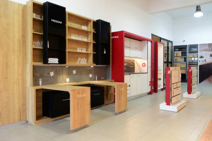 Mobiliarios en showroom Maderera Mitre